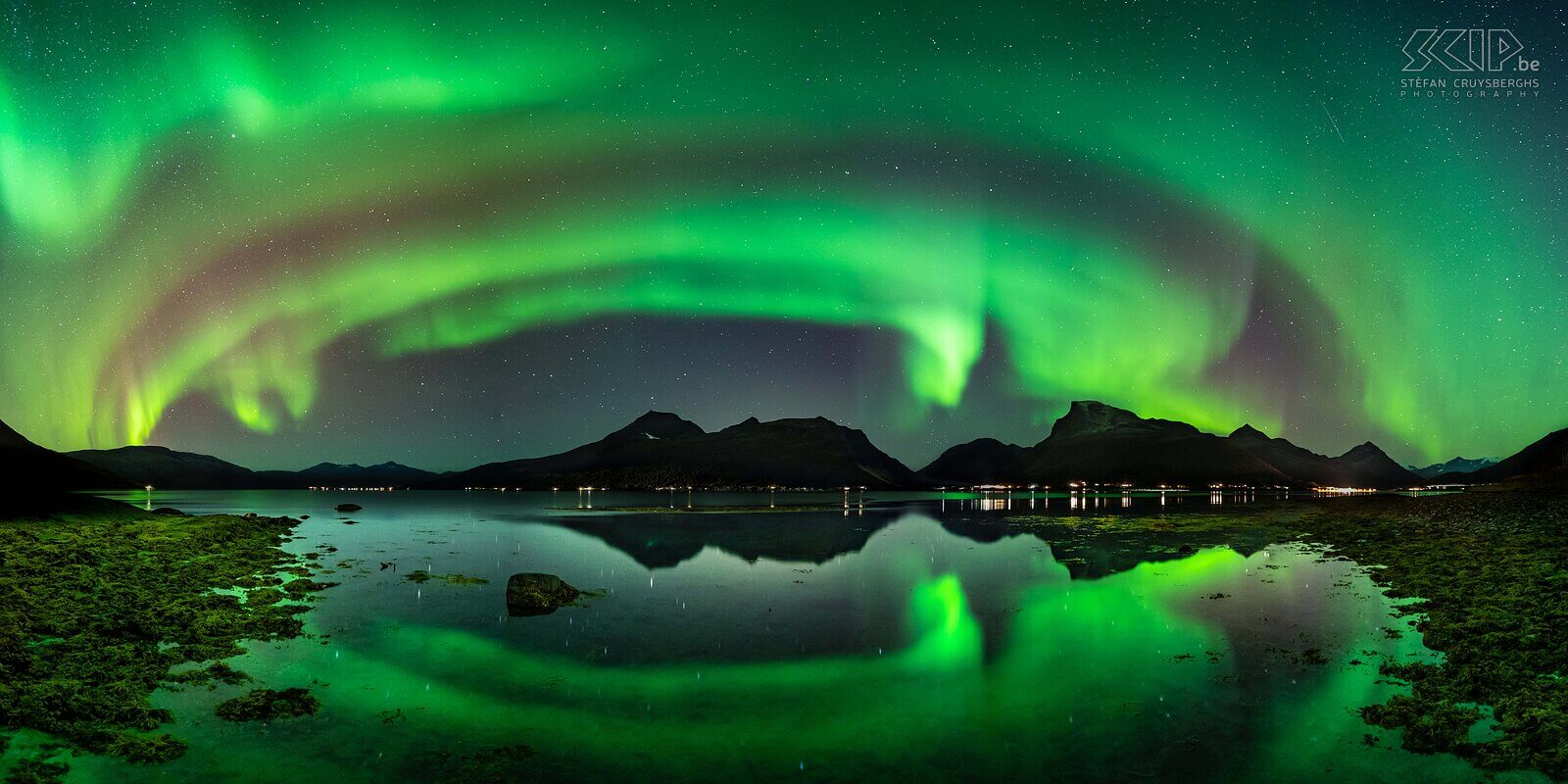 Noorwegen - Storsteinnes - Noorderlicht Een panorama beeld van het wondermooie noorderlicht (aurora borealis) boven de Balfsfjorden. Een laatste en onvergetelijke nacht in het hoge noorden.<br />
 Stefan Cruysberghs